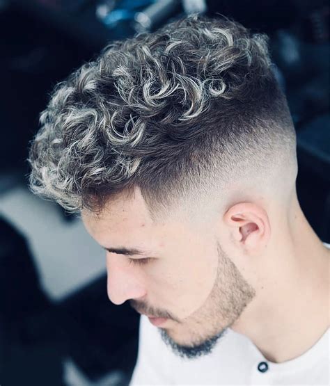 luzes no cabelo masculino ondulado